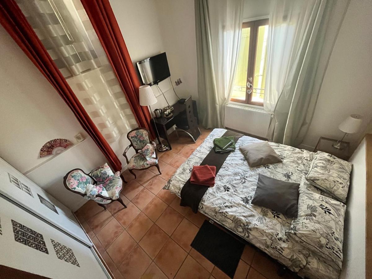 Le Donjon De La Roquette Apartment อาร์ลส์ ภายนอก รูปภาพ